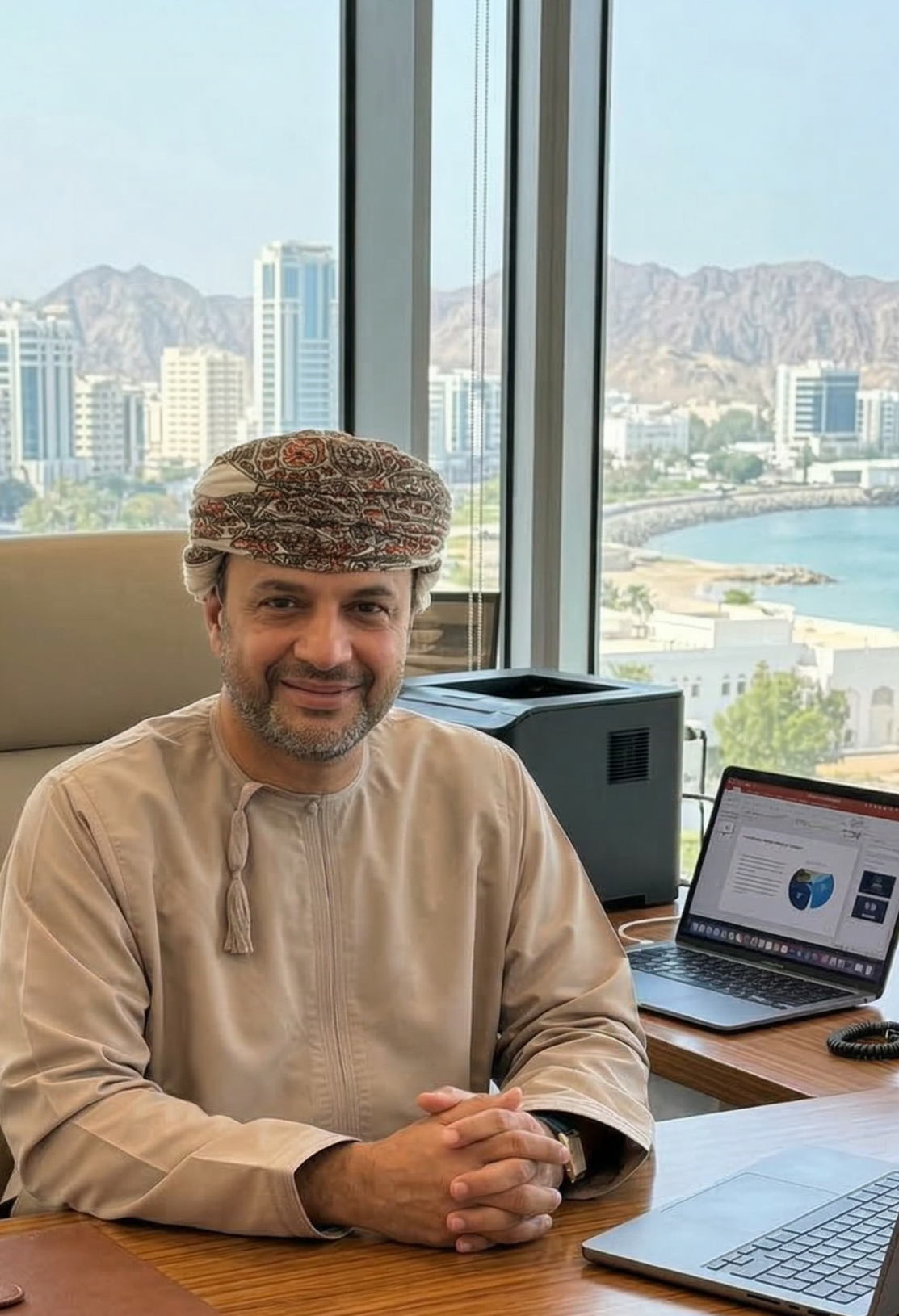 الدكتور أحمد العبدلي في مكتبه