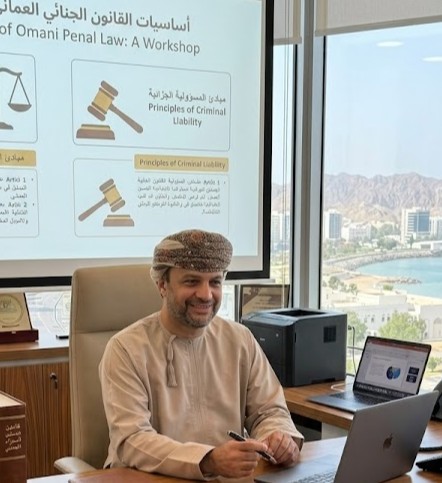 الدكتور أحمد العبدلي يقدم ورشة عمل في أساسيات القانون الجنائي العماني